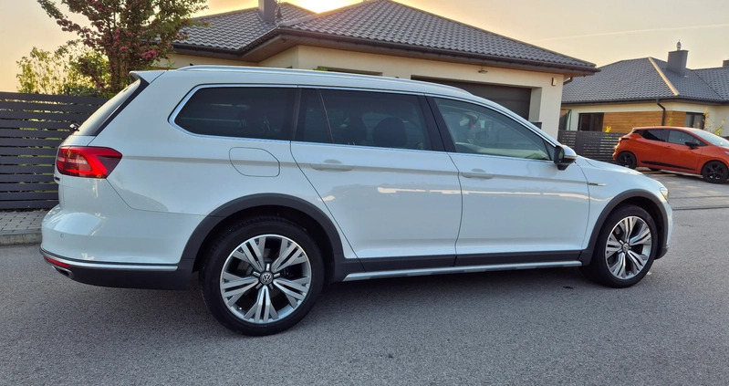 Volkswagen Passat cena 79990 przebieg: 196200, rok produkcji 2016 z Sieradz małe 211